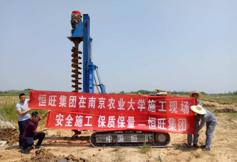 电动光伏打桩机相关产品在南京农业大学施工现场.jpg